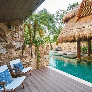 Luxury Poolside Gem With Pool, Jacuzzi & Gym Apartment